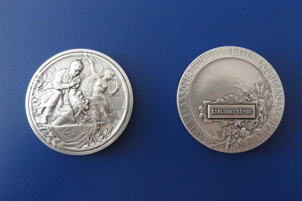 Серебряная медаль за изобретение "Способ получения электроэнергии в бытовых условиях" на 113 французской международной выставке изобретений в Страсбурге в сентябре 2014 года