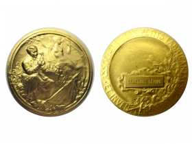 Золотая медаль за лучшее изобретение "Водка газированная светящаяся "САЛЮТ" на 112 французской международной выставке изобретений в Страсбурге в сентябре 2013 года