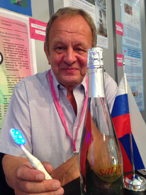 Фото - зубная щётка с монохроматическими излучателями синего света "АВЕРС-СТОМ" на 112 французской международной выставке изобретений в Страсбурге